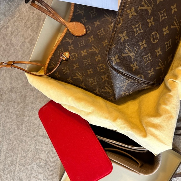 Authentic Neverfull MM Louis Vuitton Tote - Picture 4 of 15
